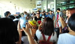 Thu Phương về nước trong sự chào đón của người hâm mộ